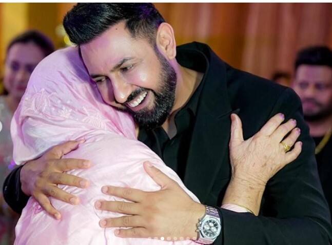 ਸੀਐਮ ਮਾਨ ਨਾਲ ਗਿੱਪੀ ਗਰੇਵਾਲ ਦੇ ਪਰਿਵਾਰ ਦੀਆਂ ਇਹ ਤਸਵੀਰਾਂ ਵੇਖ ਕਿਹਾ ਜਾ ਸਕਦਾ ਹੈ ਕਿ ਉਹ ਦੋਵੇਂ ਪਰਿਵਾਰ ਇੱਕ-ਦੂਜੇ ਦੇ ਬੇਹੱਦ ਕਰੀਬ ਹਨ।