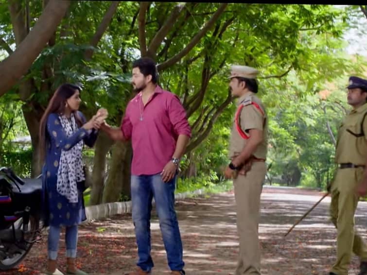 Police arrest shyam in todays Madhuranagarilo July 8th serial episode Madhuranagarilo July 8th: శ్యామ్ ను పట్టుకున్న పోలీసులు.. కొడుకు మాటలు విని షాక్ లో ఉన్న మధుర దంపతులు?