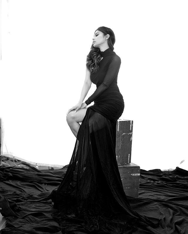 Mouni Roy Photo: ટીવી અભિનેત્રી મૌની રોય, જે હજી પણ તેના પાત્ર 'નાગિન' માટે જાણીતી છે, ચાહકો સાથે કનેક્ટ રહેવા અભિનેત્રી સોશિયલ મીડિયા પર ખુબ એક્ટિવ રહે છે.