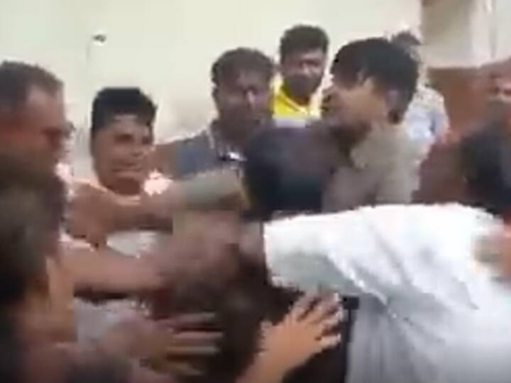 Nagaur BJP Congress councilors clashed in general assembly meeting of Merta Municipality Ann Nagaur: मेड़ता नगर पालिका की साधारण सभा की बैठक में बीजेपी- कांग्रेस के पार्षद भिड़े, जमकर चले लात-घूंसे