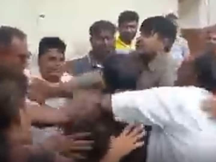 Nagaur: BJP-Congress councilors clashed in the general meeting of Merta Municipality, fiercely kicked and punched