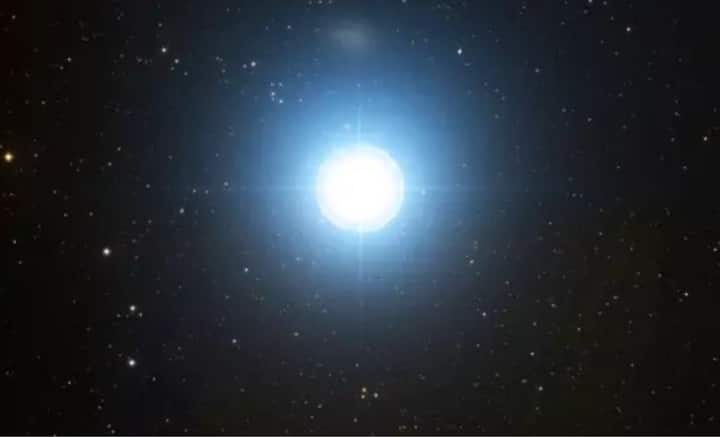 রাতের আকাশে মঙ্গল এবং শুক্রের উজ্জ্বল অবস্থান নিয়ে বিগত কয়েক মাস ধরে উৎসাহের অন্ত ছিল না। কিন্তু যবনিকা পতনের মতোই এবার বিদায় নিতে চলেছে তারা।