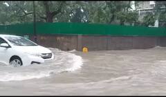 In Pics: घंटे भर की बारिश में दिल्ली की सड़कें बनी दरिया, जगह-जगह जलभराव, चलने के लिए लोगों ने सीएम केजरीवाल से मांगी नाव