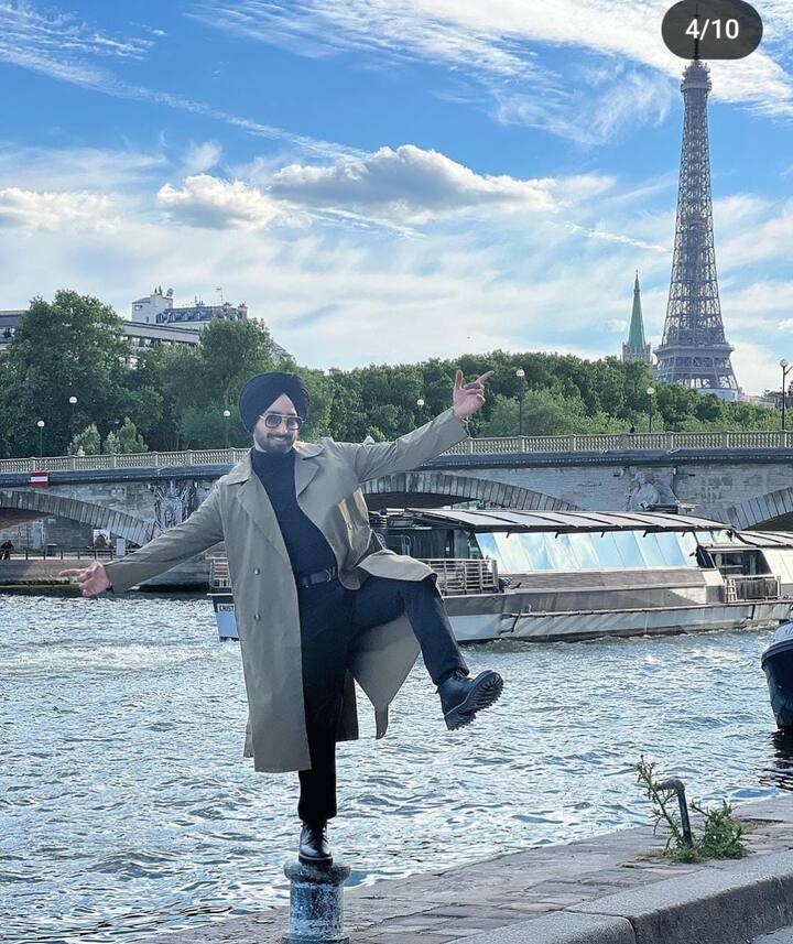 ਤਸਵੀਰਾਂ 'ਚ ਸਰਤਾਜ ਪੈਰਿਸ ਦੇ ਮਸ਼ਹੂਰ ਆਈਫਿਲ ਟਾਵਰ ਸਾਹਮਣੇ ਪੋਜ਼ ਦਿੰਦੇ ਨਜ਼ਰ ਆ ਰਹੇ ਹਨ।