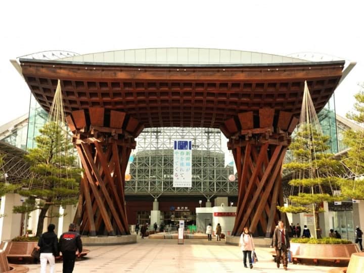 कानाज़ावा स्टेशन जापान के सबसे सुंदर स्टेशन भवनों में से एक है. इसकी वास्तुकला अत्यंत मनमोहक है, क्योंकि यह परंपरागत और आधुनिक शैली का मिश्रण है. इसकी आधुनिक वास्तुकला को देखकर आप वास्तव में प्रशंसा करेंगे, जिसमें एक विशाल कांच का गुंबद और एक लकड़ी का द्वार हैं.