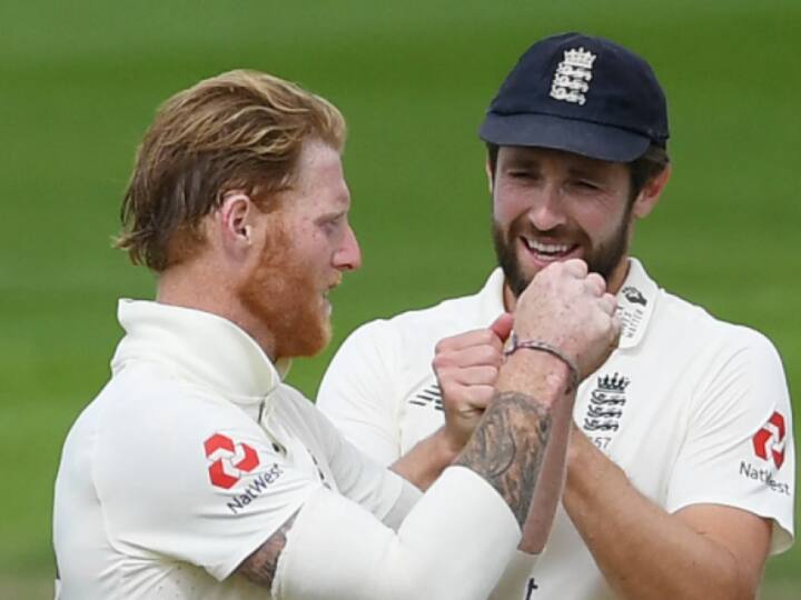 Ben Stokes Kiss Chris Woakes After Alex Carey Dismissal AUS vs ENG Ashes 2023 Latest Sports Viral Video Watch: क्रिस वोक्स ने एलेक्स कैरी को किया बोल्ड तो बेन स्टोक्स ने किया 'किस', वीडियो हुआ वायरल