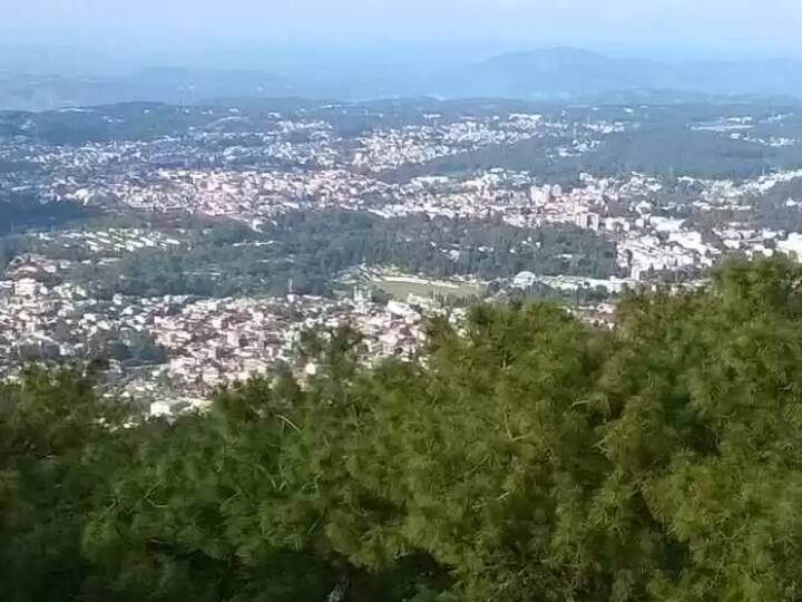 शिलांग एक आकर्षक स्थान है जहां आप प्रकृति की गोद में आरामदायक पल बिता सकते हैं. यहां के प्राकृतिक दृश्यों का आनंद लेने के लिए अनेक विकल्प मौजूद हैं. लेकिन इसे केवल घूमने के लिए ही सीमित किया गया है, क्योंकि इस जगह पर संपत्ति खरीदने की अनुमति नहीं है.