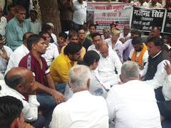 केंद्रीय मंत्री के काफिले से टकराने वाले युवक की 11 दिन बाद मौत, परिजनों ने प्रदर्शन कर की ये मांग