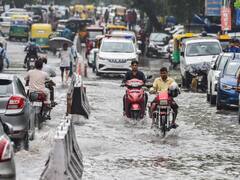 Delhi Rain: बारिश ने दिल्ली में बरसाया कहर, सुबह से लगातार बारिश जारी, जाम से बेहाल हुए लोग, देखें तस्वीरें