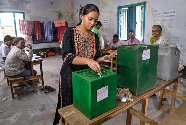 Bengal Panchayat Poll Results ABP-CVoter Exit Survey: TMC Poised For Thumping Win, BJP Projected To Rank Distant Second In ABP-CVoter Exit Survey: TMC Poised For Thumping Win, BJP Projected To Rank Distant Second In Bengal Panchayat Poll Results