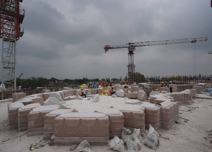 રામ જન્મભૂમિ ટ્રસ્ટ વિસ્તાર દ્વારા રામ મંદિરના પહેલા માળનું નિર્માણ કાર્ય શરૂ થવાની માહિતી આપવામાં આવી છે. ટ્રસ્ટ દ્વારા તેની તસવીરો સોશિયલ મીડિયા પર પણ શેર કરવામાં આવી છે.