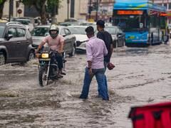 In Pics: घंटे भर की बारिश में दिल्ली की सड़कें बनी दरिया, जगह-जगह जलभराव, चलने के लिए लोगों ने सीएम केजरीवाल से मांगी नाव