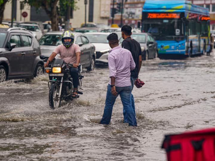 Delhi Rain Today: दिल्ली के द्वारका में भारी बारिश के बाद सड़कें दरिया बन गईं, जो इन इलाकों में जलभराव जैसा नजारा