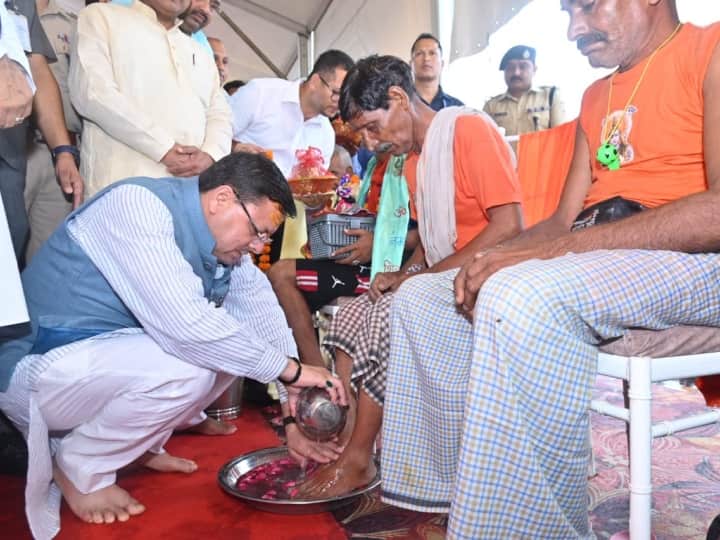 CM Pushkar Singh Dhami washing feet Kanwariya at Haridwar Shiv Devotees Thronging Haridwar News: सीएम धामी ने कांवड़ियों का चरण धोकर किया स्वागत, हरिद्वार में शिवभक्तों का उमड़ रहा है सैलाब