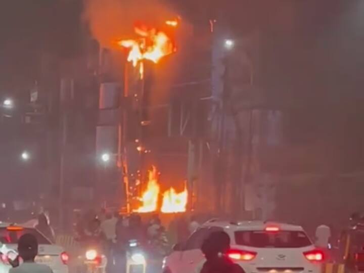 indore Fierce fire in clothing showroom in Indore loss of lakhs of rupees ann Inodre Fire News: इंदौर में कपड़ों के शोरूम में भीषण आग, लाखों रुपये का नुकसान की आशंका