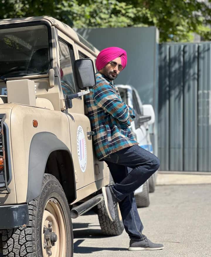 ਹੁਣ ਸਰਤਾਜ ਨੇ ਪੈਰਿਸ ਤੋਂ ਆਪਣੀਆਂ ਬੇਹੱਦ ਖੂਬਸੂਰਤ ਤਸਵੀਰਾਂ ਸ਼ੇਅਰ ਕੀਤੀਆਂ ਹਨ। ਇਨ੍ਹਾਂ ਤਸਵੀਰਾਂ 'ਚ ਪੈਰਿਸ ਦੇ ਖੂਬਸੂਰਤ ਨਜ਼ਾਰੇ ਦਿਖਾਈ ਦੇ ਰਹੇ ਹਨ।