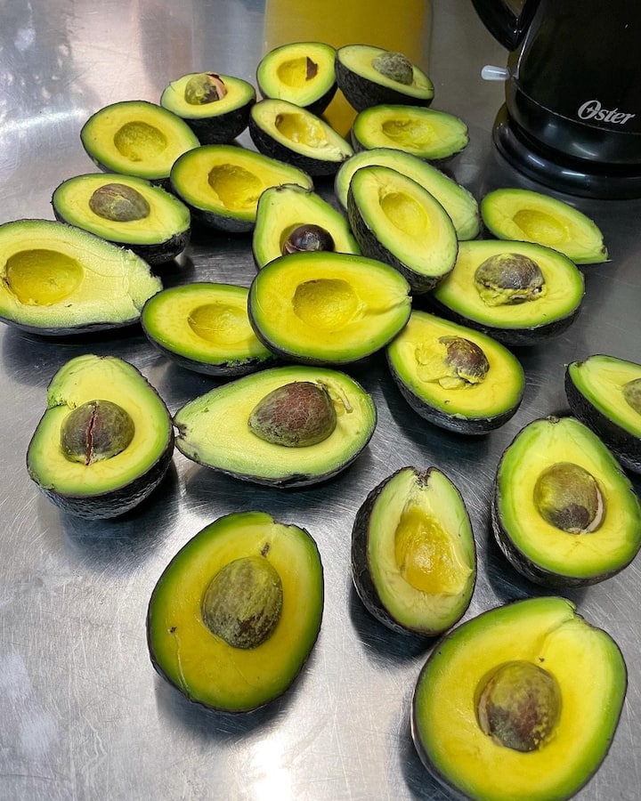 आप एवोकाडो का जूस अपने डाइट में शामिल कर सकते हैं. इसमें अनसैचुरेटेड फैटी एसिड अच्छी मात्रा में मौजूद होते हैं.जो बैड कोलेस्ट्रॉल को कम करने में मदद करता है. बैड कोलेस्ट्रॉल कम होने से दिल की बीमारियों के जोखिम को कम किया जा सकता है. इसमें मौजूद पोटैशियम ब्लड प्रेशर को कंट्रोल करने में भी मदद करता है.