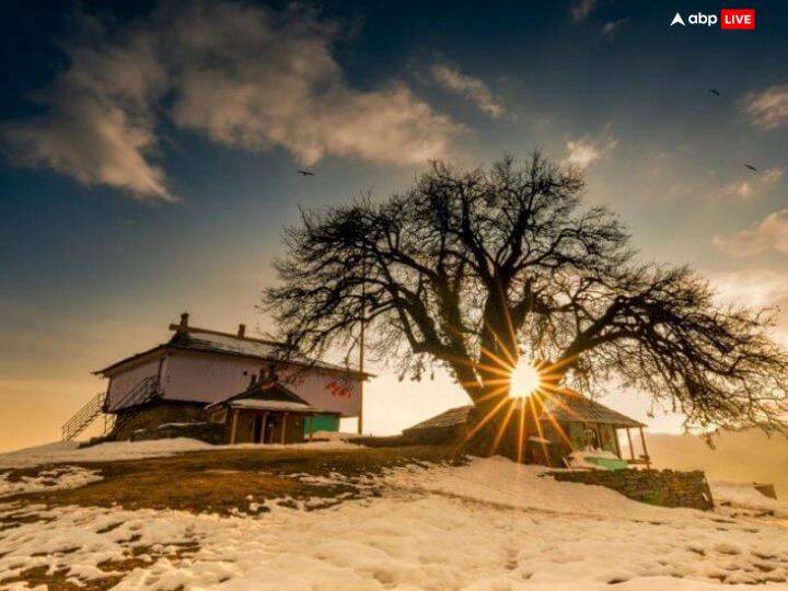 बिजली महादेव मंदिर - हिमाचल प्रदेश के कुल्लू में बिजली महादेव का मंदिर रहस्यमयी माना जाता है. यहां हर 12 साल में मंदिर पर बिजली गिरती है जिससे मंदिर को नुकसान नहीं होता लेकिन शिवलिंग के टुकड़े-टुकड़े हो जाते हैं. इसके बाद यहां पुजारी नाज, दाल के आटे और मक्खन से शिवलिंग को दोबारा जोड़ते हैं.