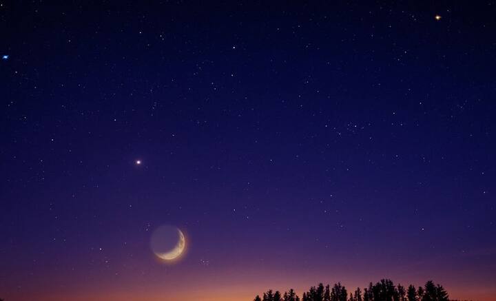 রাতের আকাশ থেকে এবার বিদায় নিচ্ছে তারা। জুলাই মাসের পর রাতের আকাশে আর দেখা যাবে না দুই উজ্জ্বলতম গ্রহ মঙ্গল এবং শুক্রকে। তবে খালিচোখে ধরা না দিলেও, টেলিস্কোপের সাহায্যে দুই গ্রহের দর্শন পেতে পারেন মহাকাশপ্রেমী মানুষজন।