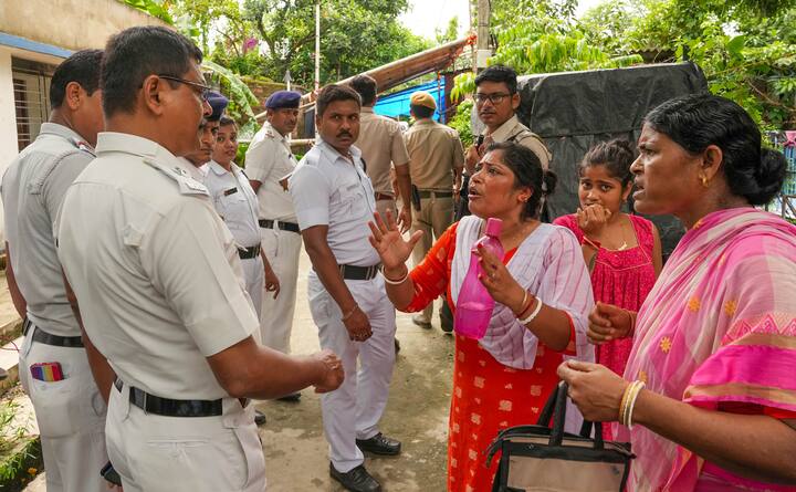 अनेक ठिकाणी बळजबरीने मतदान केल्याच्या देखील घटना घडल्या असल्याचं सांगितलं जात आहे.