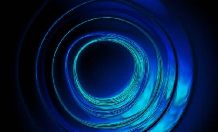 J221951 কৃষ্ণগহ্বরটির ক্ষেত্রে আমেরিকার মহাকাশ গবেষণা সংস্থা নাসা-র হাবল স্পেস টেলিস্কোপ ব্যবহার করা হয়। নীল গেহরেলস সুইফ্ট অবজারভেটরিরও ব্যবহার করেন বিজ্ঞানীরা। তাতে দেখা যায়, দূরের এক ছায়াপথে রয়েছে কৃষ্ণগহ্বরটি। প্রায় ১০ মাস ধরে আলোয় উদ্ভাসিত থাকার পর আস্তে আস্তে নিস্তেজ হয়ে যায়।