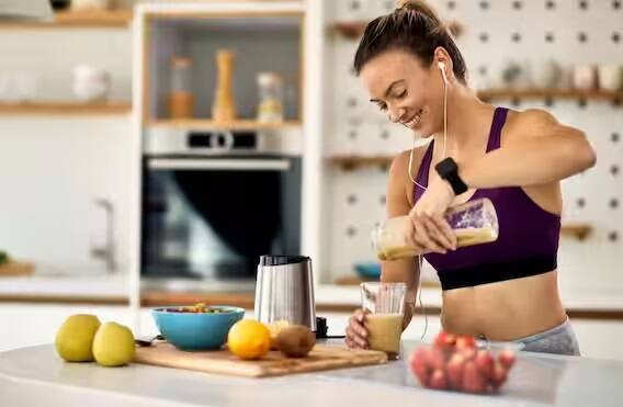 બ્લુબેરી, રાસબેરી અને સ્ટ્રોબેરી માત્ર સ્વાદિષ્ટ જ નથી પણ એન્ટીઓક્સીડેન્ટથી ભરપૂર હોય છે જે ડિટોક્સિફિકેશનમાં મદદ કરે છે. આ રંગબેરંગી ફળો વિષાક્ત તત્વોને બેઅસર કરીને સેલ્યુલર નુકસાનથી શરીરને બચાવે શકે છે.