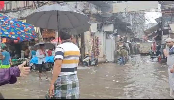 लेकिन घंटे भर की बारिश ने ही सिविक एजेंसियों की पोल खोल दी है. इस बारिश से दिल्ली के कई इलाके एक बार फिर से जल मग्न हो गए हैं, या फिर यूं कहें कि दिल्ली की सड़कें आज हुई बारिश के कारण दरिया में तब्दील हो गयी हैं. जिस कारण दिल्ली की रफ्तार धीमी हो गयी है. हालांकि, वीकेंड होने के कारण ट्रैफिक लोगों के लिए समस्या नहीं बनी है, लेकिन ट्रैफिक स्लो जरूर है. अगर आज का दिन वर्किंग होता, तो आज निश्चित पूरी दिल्ली थमी नजर आती.