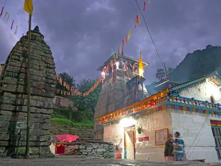 जहां भगवान शिव और माता पार्वती का विवाह हुआ था वो मंदिर कहीं और नहीं बल्कि, उत्तराखंड के रुद्रप्रयाग में त्रियुगी नारायण मंदिर में स्थित है. आज भी यहां हर साल हजारों लोग आकर विवाह करते हैं.