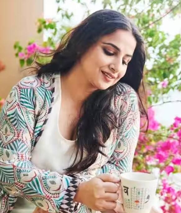 ਘਰ ਦੀ ਬਾਲਕੋਨੀ ਦੀ ਗੱਲ ਕਰੀਏ ਤਾਂ ਇਹ ਵੀ ਬਹੁਤ ਵੱਡੀ ਹੈ। ਜਿੱਥੋਂ ਸਮੁੰਦਰ ਅਤੇ ਮੁੰਬਈ ਸ਼ਹਿਰ ਦਾ ਖੂਬਸੂਰਤ ਨਜ਼ਾਰਾ ਦਿਖਾਈ ਦਿੰਦਾ ਹੈ।