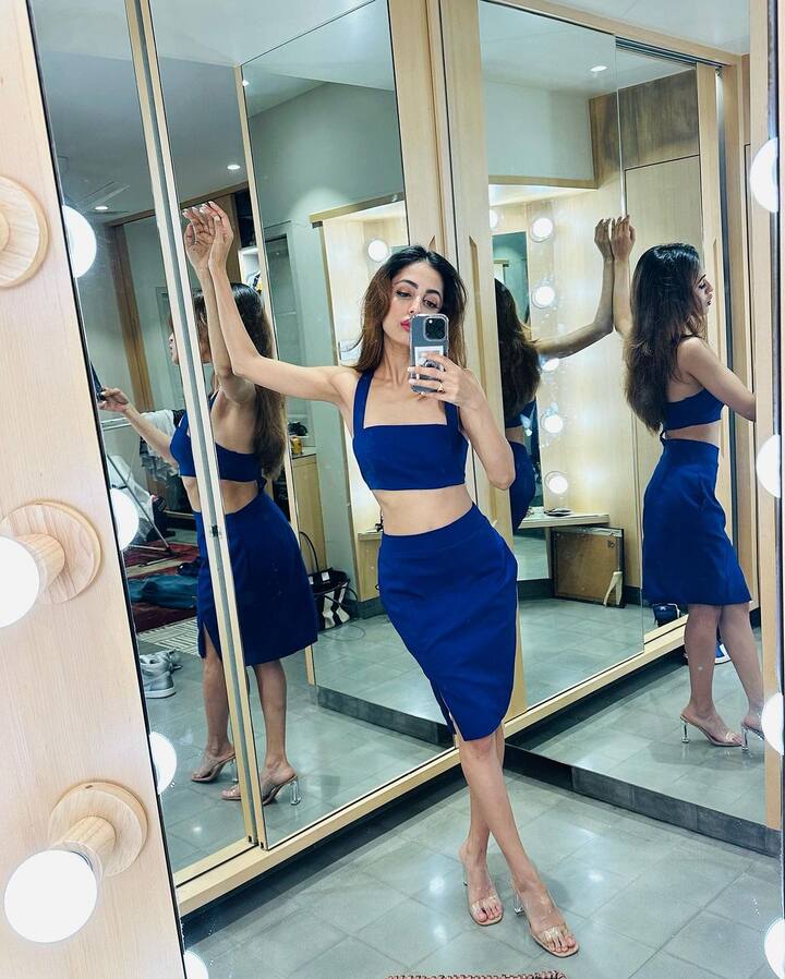 અભિનેત્રીએ પોતાના ઈન્સ્ટાગ્રામ પર હોટ સેલ્ફી શેર કરી છે. પોતાના મોબાઈલમાં પ્રિયા તસવીરો ક્લિક કરતી જોવા મળી છે.