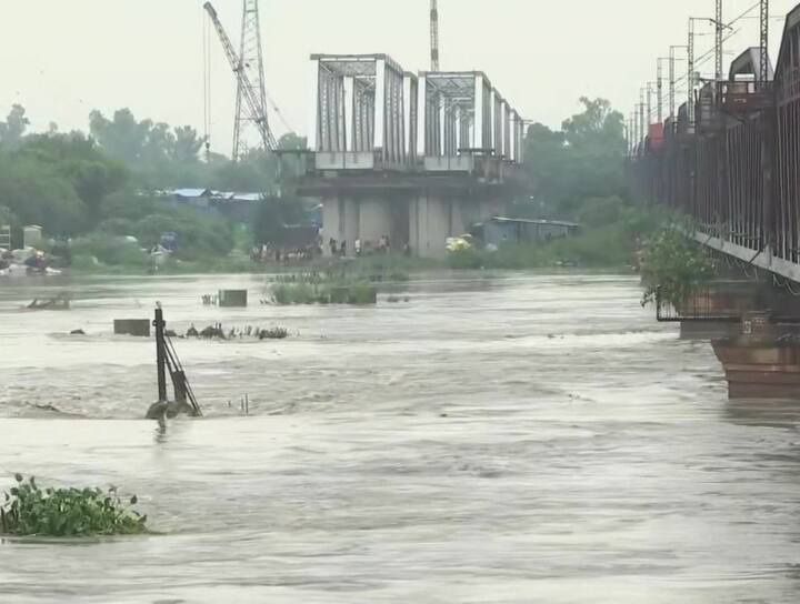 Delhi Rains: भारी बारिश के बीच हरियाणा ने यमुना में छोड़ा 1 लाख क्यूसेक पानी, दिल्ली सरकार ने जारी की बाढ़ की चेतावनी Delhi Rains government issue flood alert after water level in yamuna increases Haryana releases water from Hathni Kund Barrage Delhi Rains: भारी बारिश के बीच हरियाणा ने यमुना में छोड़ा 1 लाख क्यूसेक पानी, दिल्ली सरकार ने जारी की बाढ़ की चेतावनी