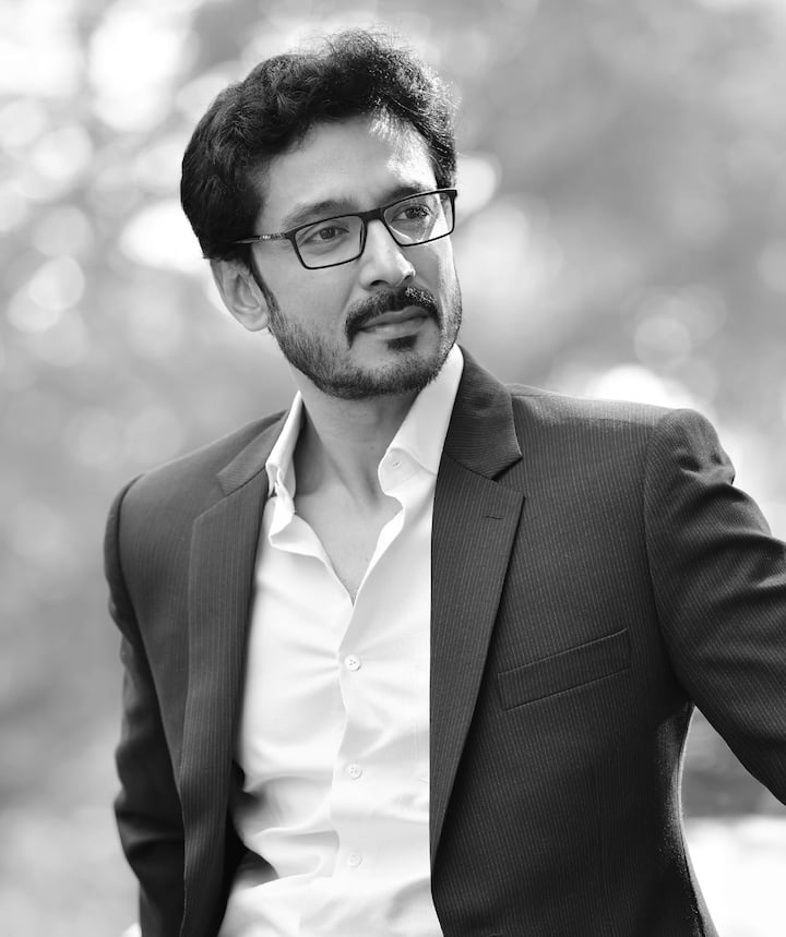 ধারাবাহিক, টলিউড... বলিউড। তাঁর ধীর অথচ দৃঢ় গতি বুঝিয়ে দিয়েছে তাঁর অভিনয়ের ক্ষমতা। শুধু অভিনয়? বয়স বাড়ার সঙ্গে সঙ্গে তাক লাগানো ফিটনেস তাঁর। টোটা রায়চৌধুরী (Tota Roychowdhury)। আজ তাঁর জন্মদিন।