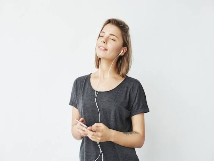 Hearing problem access using headphones may increase hearing loss problem इस छोटी सी चीज से बढ़ सकती है बहरेपन की समस्या, 16% तक युवा आए इसकी चपेट में