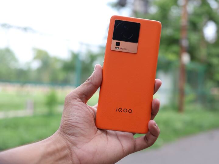 जो लोग गेमिंग करते हैं उनके लिए iQOO Neo 7 Pro 5G एक अच्छा फोन है. इसमें स्नैपड्रैगन 8+ Gen1, एक इंडिपेंडेंट गेमिंग चिप, 120Hz की AMOLED डिस्प्ले, 120W फ्लैश चार्ज और 5000 एमएएच की बैटरी मिलती है.