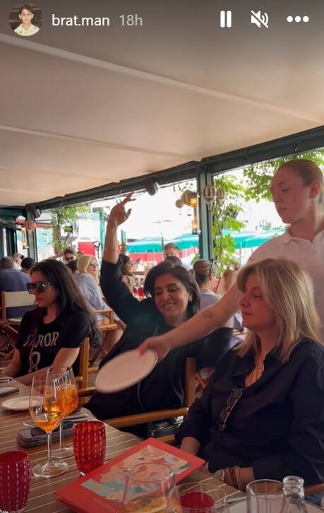 इस खास मौके पर बेटा रणबीर कपूर और बेटी रिद्धिमा सहानी कपूर उनके साथ नजर आए. नीतू अपने करीबी दोस्तों और बेटे बेटी के साथ बर्थडे ट्रिप पर नजर आईं.