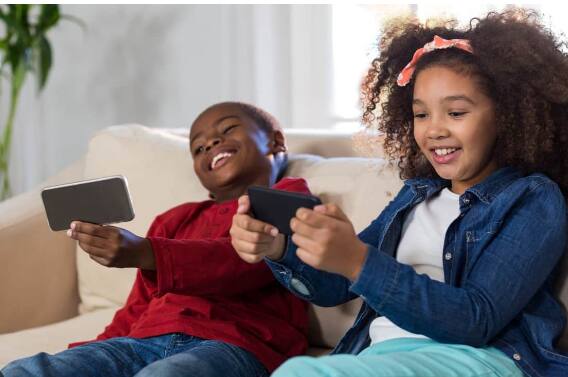 ਦੱਸ ਦਈਏ ਕਿ ਜੇਕਰ ਤੁਹਾਡਾ ਬੱਚਾ ਵੀ ਫ਼ੋਨ ਨੂੰ ਬਹੁਤ ਜ਼ਿਆਦਾ ਦੇਖਦਾ ਹੈ ਤੇ ਤੁਸੀਂ ਚਿੰਤਤ ਹੋ ਕਿ ਉਸ ਨੂੰ ਇੰਟਰਨੈੱਟ 'ਤੇ ਇਸ ਤਰ੍ਹਾਂ ਦੀ ਕੋਈ ਸਮੱਗਰੀ ਨਾ ਦਿਖਾਈ ਦੇਵੇ, ਤਾਂ ਗੂਗਲ ਪਲੇ ਦੇ ਕੁਝ ਫੀਚਰਸ ਦੀ ਮਦਦ ਨਾਲ ਤੁਸੀਂ ਆਪਣੇ ਬੱਚਿਆਂ ਦੇ ਡਿਵਾਈਸ ਨੂੰ ਕੰਟਰੋਲ ਕਰ ਸਕਦੇ ਹੋ।