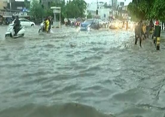 Rajkot Rain: રાજકોટ શહેરમાં ધોધમાર વરસાદ, ગોંડલ ચોકડી, આંબેડકર નગર અને ઉમિયા ચોક જળમગ્ન 