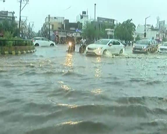 Heavy Rainfall in Rajkot city  Rajkot Rain: રાજકોટ શહેરમાં ધોધમાર વરસાદ, ગોંડલ ચોકડી, આંબેડકર નગર અને ઉમિયા ચોક જળમગ્ન 