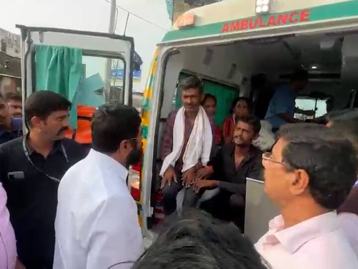 चुनाभट्टी - कुर्ला येथील पुलावर ही रुग्णवाहिका बंद पडलेली. मुख्यमंत्र्यांना तातडीनं ताफा थांबवला आणि स्वतः चौकशी केली.