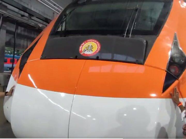 अश्विनी वैष्णव ने कहा कि वंदे भारत एक्सप्रेस में 25 सुधार किए गए हैं. मंत्री ने कहा कि हमें फील्ड यूनिट से जो भी फीडबैक मिल रहा है, उसे सुधार में शामिल कर रहे हैं. उन्होंने कहा कि यह मेक इन इंडिया की एक अवधारणा है.