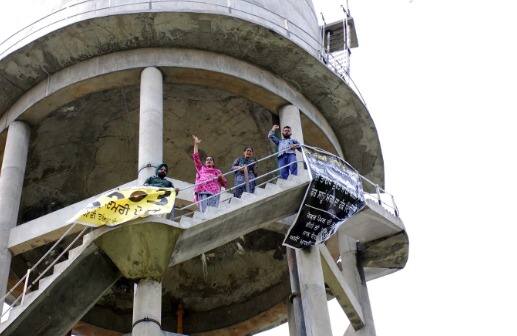 Big action of PTI 646 Union in Sangrur protesters climbed on top of water tank for their demands ਸੰਗਰੂਰ 'ਚ PTI 646 ਯੂਨੀਅਨ ਦਾ ਵੱਡਾ ਐਕਸ਼ਨ, ਮੰਗਾਂ ਨੂੰ ਲੈ ਕੇ ਪਾਣੀ ਦੀ ਟੈਂਕੀ 'ਤੇ ਚੜ੍ਹੇ ਪ੍ਰਦਰਸ਼ਨਕਾਰੀ