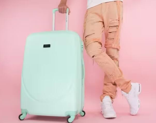 ਇਸ ਸ਼ਹਿਰ ਵਿੱਚ ਪਹੀਏ ਵਾਲੇ ਸੂਟਕੇਸਾਂ 'ਤੇ ਪਾਬੰਦੀ ਦਾ ਕਾਰਨ ਕਾਫ਼ੀ ਅਜੀਬ ਹੈ। ਇੱਥੇ ਬਹੁਤ ਸਾਰੀਆਂ ਗਲੀਆਂ ਅਤੇ ਸੜਕਾਂ ਪੱਥਰਾਂ ਦੀਆਂ ਬਣੀਆਂ ਹੋਈਆਂ ਹਨ ਅਤੇ ਬਹੁਤ ਪੁਰਾਣੀਆਂ ਲੱਗਦੀਆਂ ਹਨ। ਜਦੋਂ ਸੈਲਾਨੀ ਇੱਥੇ ਆਉਂਦੇ ਹਨ, ਤਾਂ ਉਹ ਇਨ੍ਹਾਂ ਸੜਕਾਂ 'ਤੇ ਆਪਣੇ ਬੈਗ ਲੈ ਕੇ ਜਾਂਦੇ ਹਨ। ਪਹੀਏ ਵਾਲਾ ਸੂਟਕੇਸ ਸੜਕ 'ਤੇ ਚਲਦੇ ਸਮੇਂ ਸ਼ੋਰ ਮਚਾਉਂਦਾ ਹੈ।