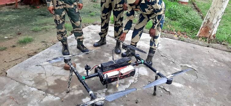 Pakistani drone entered Amritsar again, recovered by BSF from the fields of village Kakkar ਅੰਮ੍ਰਿਤਸਰ 'ਚ ਫਿਰ ਦਾਖ਼ਲ ਹੋਇਆ ਪਾਕਿਸਤਾਨੀ ਡਰੋਨ, ਪਿੰਡ ਕੱਕੜ ਦੇ ਖੇਤਾਂ ਚੋਂ BSF ਨੇ ਕੀਤਾ ਬਰਾਮਦ