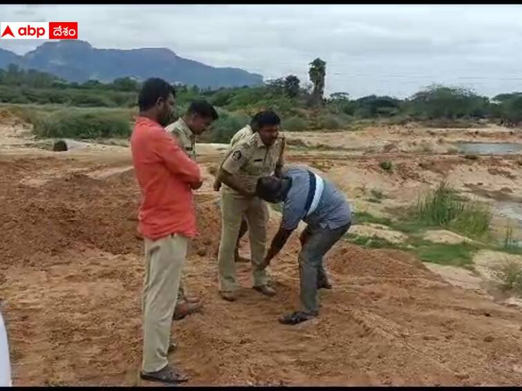 Chandragiri Illegal Sand Mining: YSRCP leader demands Justice and caught police legs DNN Illegal Sand Mining: చంద్రగిరిలో ఇసుక అక్రమ రవాణా, సీఐ రాజశేఖర్ కాళ్లు పట్టుకుని వేడుకున్న వైసీపీ నేత!