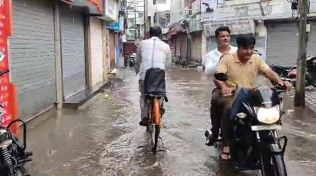 Kutch Rain: Rain in most parts of Kutch waterlogged main markets of Bhuj Kutch Rain: કચ્છના મોટા ભાગના વિસ્તારોમાં વરસાદ, ભુજના મુખ્ય બજારોમાં ભરાયા પાણી