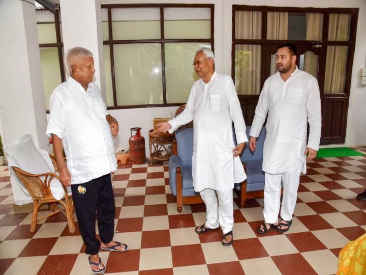 अधिकारियों ने कहा कि यादव परिवार के सदस्यों के अलावा, सीबीआई ने मामले में एके इन्फोसिस्टम्स और कई बिचौलियों को भी नामजद किया है. आरोपपत्र विशेष सीबीआई अदालत में दाखिल किया गया.