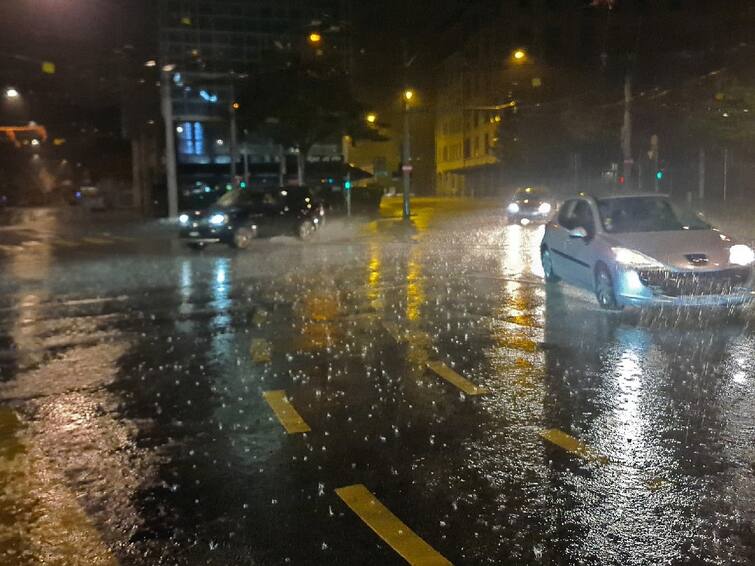 Chennai Heavy Rain Thousand lights Mount Road LIC Chennai Rain: சென்னையில் கொட்டித் தீர்க்கும் மழை; வீக் எண்டில் குளுகுளு க்ளைமேட்டிற்கு மாறிய தலைநகரம்