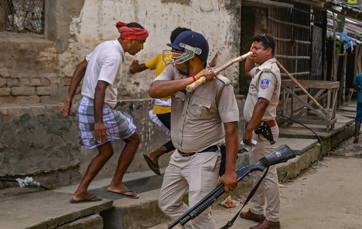 पश्चिम बंगाल में पंचायत चुनाव के दौरान राज्य पुलिस के 70 हजार जवान भी तैनात थे. इसके बावजूद भी हिंसा हुई.