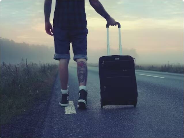 Trolly Bags Banned : Trolly Bags, ਜਿਨ੍ਹਾਂ ਨੂੰ ਪਹੀਏ ਵਾਲੇ ਸੂਟਕੇਸ ਵੀ ਕਿਹਾ ਜਾਂਦਾ ਹੈ, ਜਿਸ ਦਾ ਰੁਝਾਨ ਆਮ ਤੌਰ 'ਤੇ ਬੱਸ, ਰੇਲ ਜਾਂ ਫਲਾਈਟ ਦੇ ਸਫ਼ਰ ਵਿੱਚ ਬਹੁਤ ਮਸ਼ਹੂਰ ਹੈ। ਪਰ ਦੁਨੀਆ ਵਿੱਚ ਇੱਕ ਅਜਿਹੀ ਜਗ੍ਹਾ ਵੀ ਹੈ ਜਿੱਥੇ ਤੁਸੀਂ ਇਸ ਨੂੰ ਆਪਣੇ ਨਾਲ ਨਹੀਂ ਲੈ ਜਾ ਸਕਦੇ।