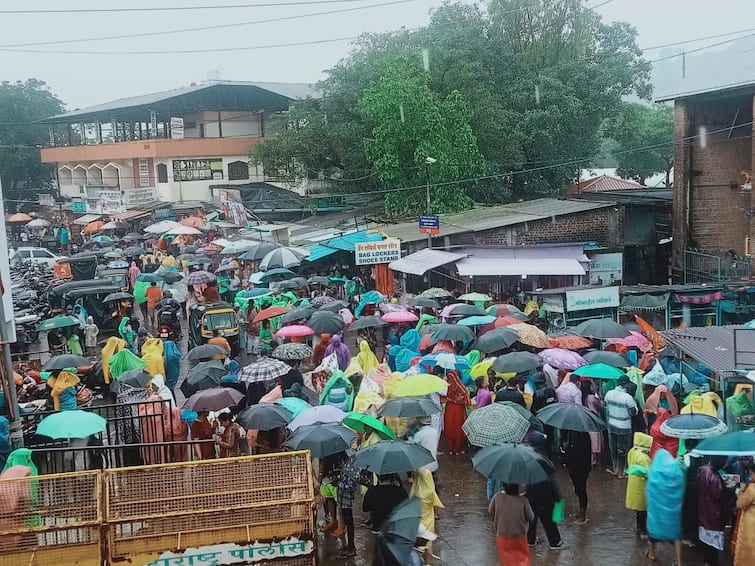 maharashtra news nashik news Devotees flock to Trimbakeshwer mandir darshan even in rain Trimbakeshwer Mandir : हर हर शंभो! वीकेण्डला त्र्यंबकेश्वर गजबजलं, भर पावसातही भाविकांची अलोट गर्दी 